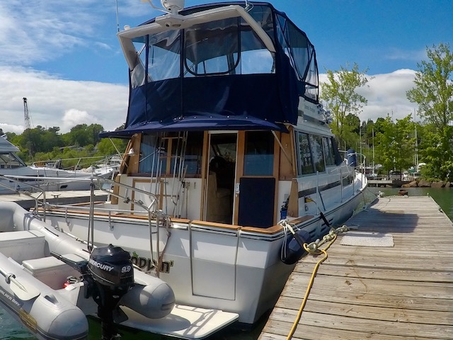38' Bayliner 3818 Motoryacht 1989 Aft View