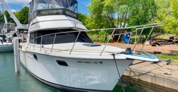 32' Carver 3207 Aft Cabin 1986 aft in water second