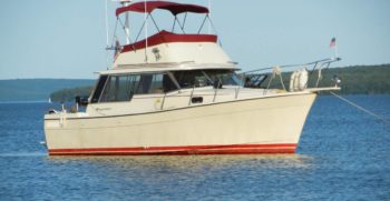 28' Bayliner 3270 Explorer 1981 Starboard at anchor