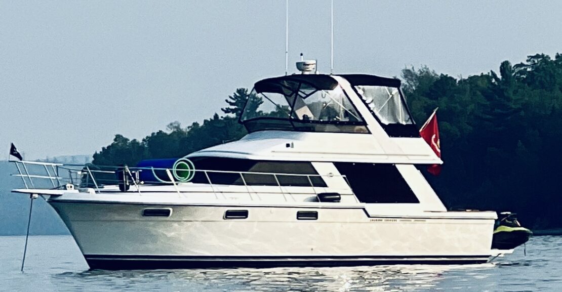 CARVER 4227 COCKPIT MOTORYACHT ONE